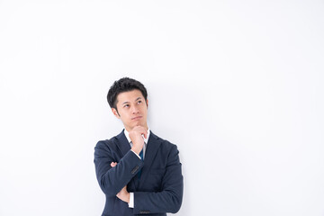 悩むビジネスマン