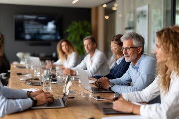 Obraz premium A corporate team engaged in a strategic planning meeting, using digital tools and presentations to make decisions and plan business strategies. The image emphasizes professional business discussions a