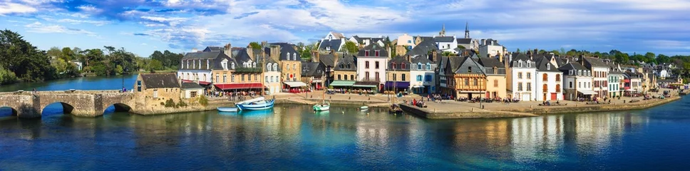 Gordijnen France travel, Brittany most beautiful french places and traditional fishing villages. Picturesque old port Saint-Goustan in Auray town © Freesurf