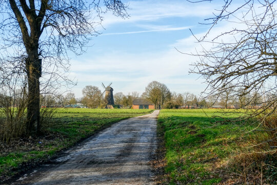 Landschaft mit Windm&uuml;hle in der Lippeaue