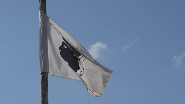 Drapeau de la Corse, ile de beaut&eacute;, flottant au vent sous un ciel bleu