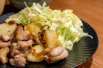 鶏肉とじゃがいもの香ばし炒め定食