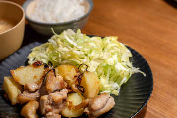 鶏肉とじゃがいもの香ばし炒め定食