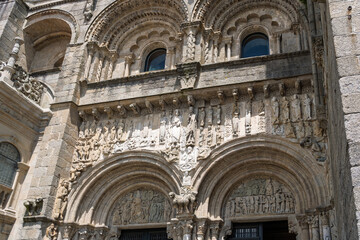 Obraz premium The building has a lot of detail on it, including statues and carvings