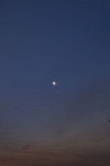 luna lejana en el cielo