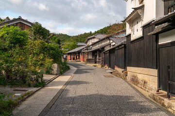 Obraz premium Saga Toriimoto Preserved Street, built up with the traditional machi-ya of the Meiji period on a sunny autumn day, Kyoto, Japan