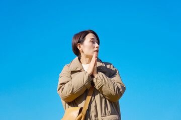 外で凍えるミドルエイジの女性