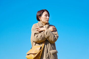 Fototapeta premium 外で凍えるミドルエイジの女性
