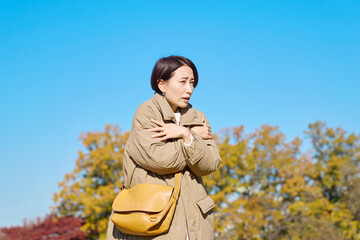 Fototapeta premium 外で凍えるミドルエイジの女性
