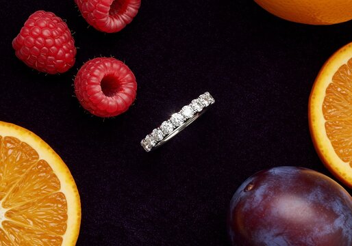 Alliance diamants &eacute;clatante fruits rouges fond noir. AI Generated