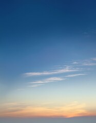 Obraz premium Serene Sunset Sky: Gradient of Blue and Orange Hues