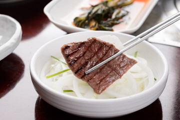 Grilled beef with vegetable salad
