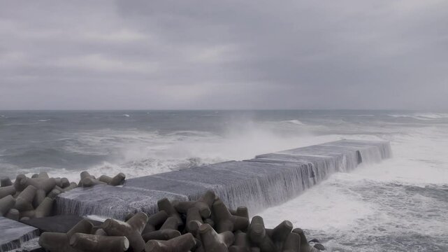 Large Waves Crash Into Sea Wall As Hurricane Nears Coast - Lan