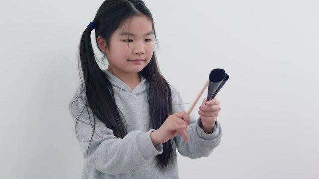 アゴゴベルを練習する女の子	
