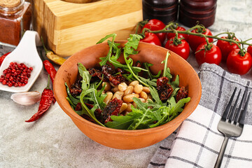 White canned beans with arugula and dry tomatoes