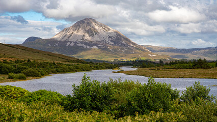 Lac devant la montagne Errigal, Donegal, Irlande