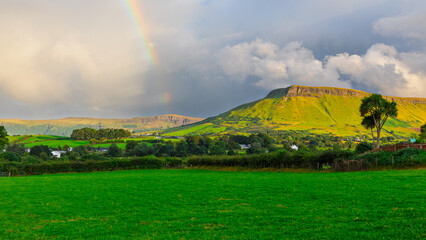 Arc-en-ciel près de la montagne Tievebulliagh, Irlande du Nord