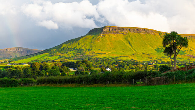 Arc-en-ciel pr&egrave;s de la montagne Tievebulliagh, Irlande du Nord