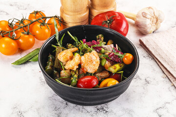 Gourmet salad with prawn and asparagus