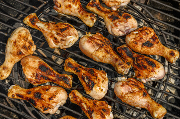 Mięso leży na grillu, gorące zlociste pałki z kurczaka