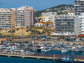 Faro y puerto de Ses Coves Blanques en Sant Antoni de Portmany en Ibiza, Islas Baleares
