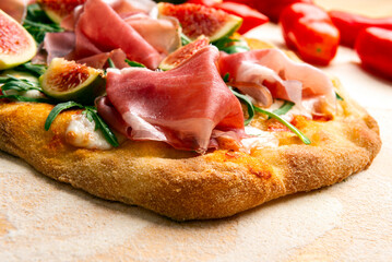 Pinsa gourmet con fichi freschi, rucola e prosciutto crudo, cibo italiano 