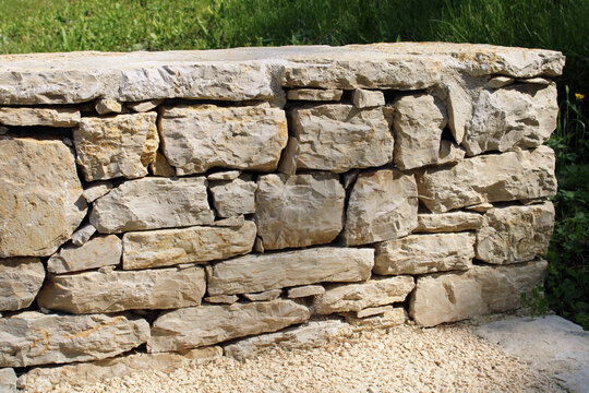 Mur en pierre s&egrave;che