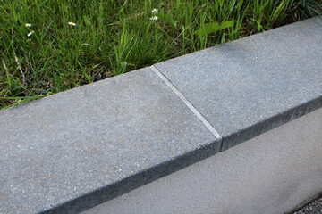 Margelle, couvertine, dessus de mur en pierre naturelle gris