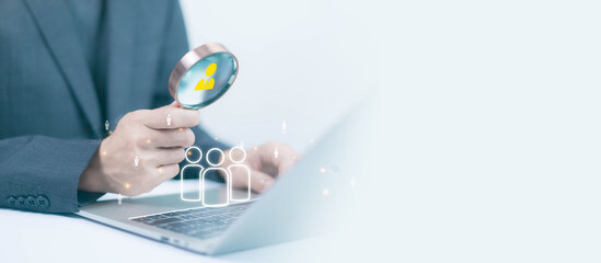Businessmen use computers to recruit, manage and recruit HR teams to develop the leadership of employees and personnel for the company's competitive strategy to be successful.	
