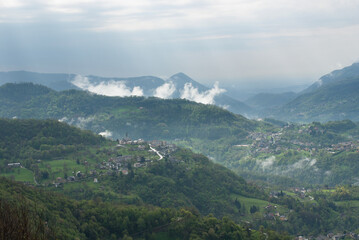 paesaggio di montagna dopo il temporale