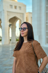 Obraz premium girl on the background of Arab architecture