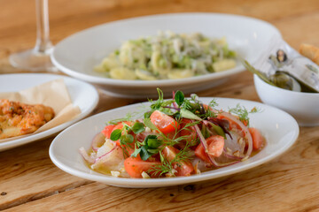 レストランのテーブルに並んだ料理とワイン、イタリアン