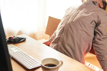 のびをする男性