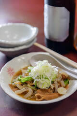 もつ煮込みと瓶ビール、モツ煮、酒場