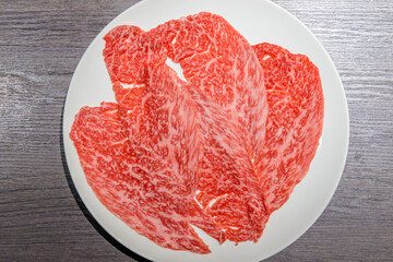 白いお皿に盛った牛肉、焼肉店