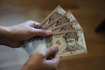 Ungarischer Forint in der Hand gehalten, Nennwert 2000 – die offizielle Währung in Ungarn.

