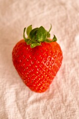 Single organic strawberry on white background – natural, vitamin-rich fruit for a healthy lifestyle.