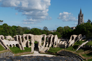 Les arènes de Saintes après restauration (printemps 2025). L'église Saint Eutrope au fond	
