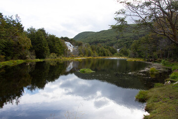 laguna escondida entre montañas en la patagonia
