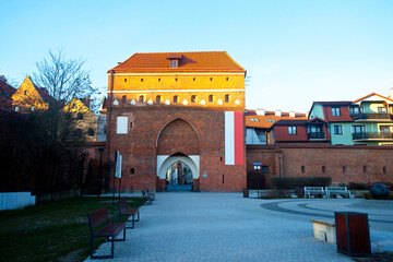 Gotycka brama od strony bulwaru, w świetle zachodzącego słońca, Toruń, Polska, Gothic gate from the boulevard, Toruń, Poland	