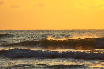 夕日を受けて光る波
