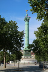 Place de la Bastille à Paris, vue sur la colonne de Juillet, célèbre monument parisien, entourée d’arbres en été (France)