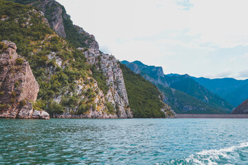 Obraz premium Emerald Serenity: Lake Koman's Majestic Peaks, Albania, Shkoder, Koman