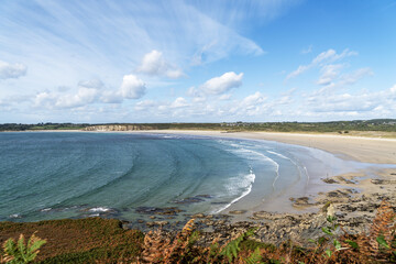  Vue panoramique sur l'anse de Dinan et les eaux turquoise de la mer d'Iroise, sous un ciel bleu parsemé de nuages blancs, sur la presqu'île de Crozon.