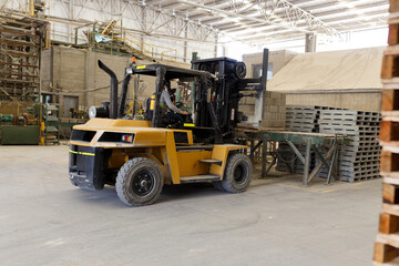 Heavy Loads in Motion: Forklifts and Freight at the Heart of Export Logistics