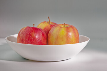 Red apple fruit in bowl