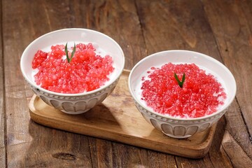 Bubur Sagu Mutiara atau Pacar Cina, also called sago pearls or sago pearls, is a type of snack made from tapioca cooked with sugar and coconut milk.