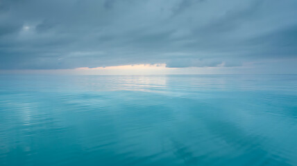 Obraz premium Serene ocean view under a dramatic sky peaceful tranquil waterscape breathtaking seascape