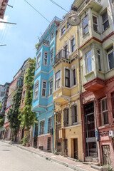 Obraz premium Colorful houses climbing a steep street in balat, istanbul