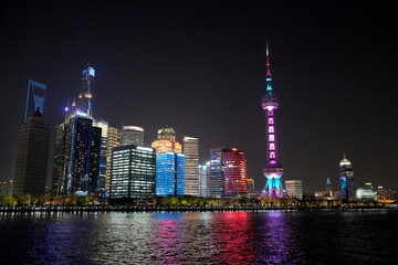 Obraz premium hanghai bei Nacht, Oriental Pearl Tower, Pudong, China, bunt, Farbe, Stadt, Hochhaus, Silhouette, Asien, modern, Turm, Fernsehturm, Perle des Ostens, Fluss, Wasser, Licht, Panorama, anreisen, Reise